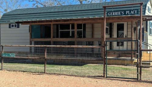 Gerrie's Place at Figment Ranch Foundation Animal Sanctuary near Round Top Texas - Foto 3