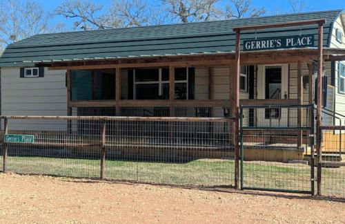 Gerrie's Place at Figment Ranch Foundation Animal Sanctuary near Round Top Texas - Foto 3