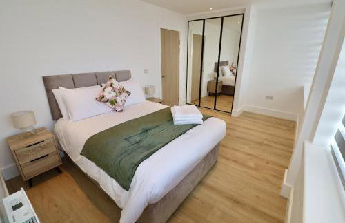 Chertsey Modern 2-Bed Flat with Ensuite, Parking & Ultra-Fast WiFi - Foto 4
