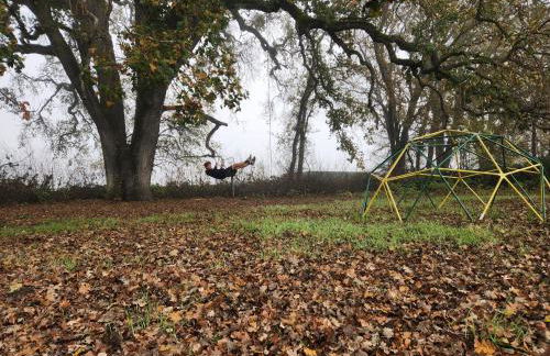 Cozy Covelo Tiny Home - Hot Tub & Oaks - Foto 13