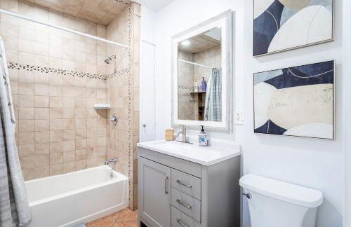 Sunny & Spacious 2BD 1BA WFH Apt-Huge Yard & Patio - Foto 40