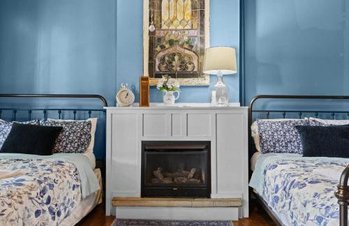 Elegant Manor w Private Yard & Modern Amenities - Foto 39