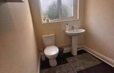 Large 4 Bedroom Sleeps 8, Spacious Apartment for Contractors and Holidays near Bedford Centre - 1 FREE PARKING SPACE & FREE WIFI - Foto 22