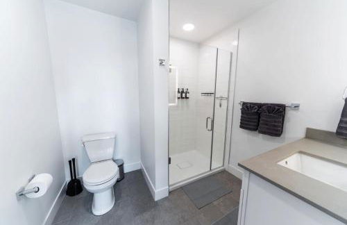 Dwntn Lux Townhome - Best Amenities- 3BD, 4BA - Photo 34