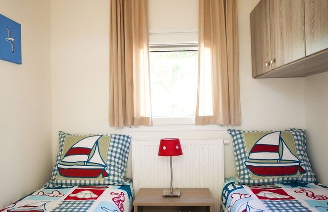 Enchanting Chalet 600 m From the sea - Photo 2