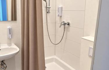 Aparthotel Emilia 24h Check-in, Free Parking and WiFi - Photo 15