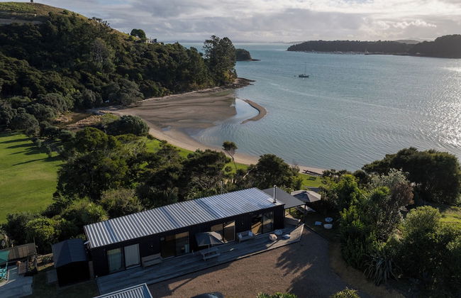 Wharetana Bay Villa with beach walkway - Foto 2