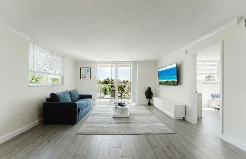 Modern Two Bedroom Suite with 2 King Beds Pool and Steps from the Beach - Foto 1