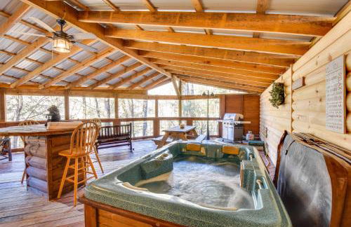 Hot Tub and Fire Pit Riverfront Helen Cabin - Foto 17
