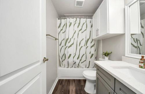 LUX Resort Inspired 2BR Near Houston Pool Gym - Foto 28