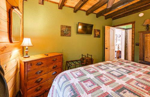 Cozy Couples Getaway with Hot Tub Fox Ridge Cabin - Foto 17