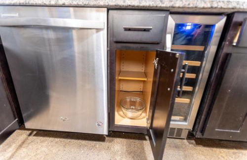 King Bed - Heart of PB - Jaw-Dropping Rooftop and Gym - Foto 36