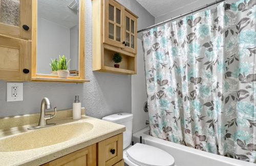 Roomy 4BR by Drake Sleeps 13 HUGE yard - Foto 12