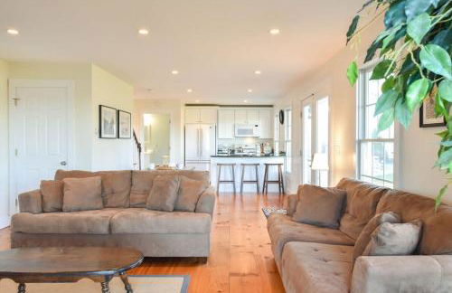 Waterfront Fun at this Huge Family Estate - Foto 68