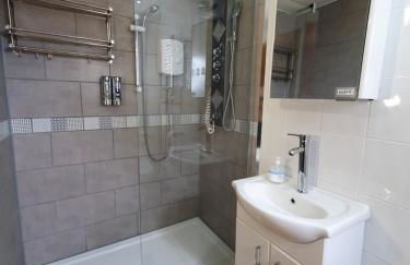 FREE DOG STAY - LARGE APARTMENT - Walk in Shower -FULL Kitchen - Free On Street Parking, NETFLIX - Super Fast WiFi - DVD's-Welcome Tray - No Deposits - Just Meters from Gavin n Stacey Film House - Foto 9