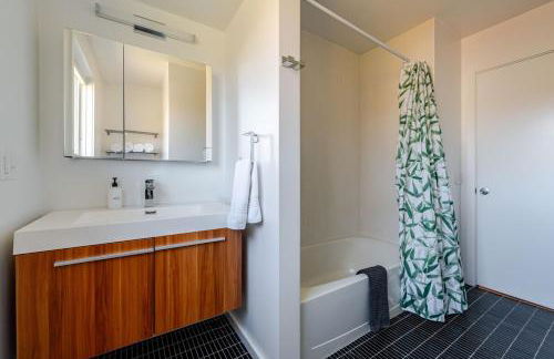 Modern Lakefront Retreat w King Bed - Foto 31