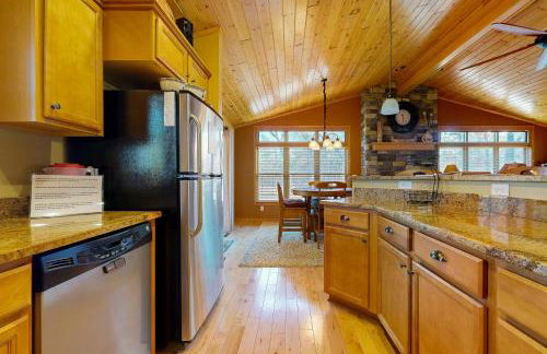 Pool and Beach Access! Lake Arrowhead Hideaway - Foto 10