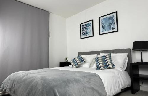 Cozy City Centre Apartment with Free Gym and Free Coffee - Photo 50