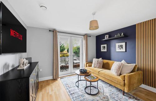 Elegant 2 Bedroom Apartment with Balcony - Near the High Street - Free Parking, Fast Wifi and Sky TV by Yoko Property - Foto 12