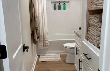 Modern 3 bedroom home downtown Forest city outstanding backyard, pet friendly - Foto 22