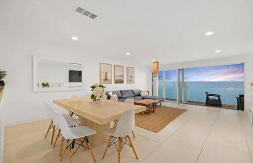 Malibu Beachfront Home with Rock Spa Ocean Views & Huge Deck - Foto 5