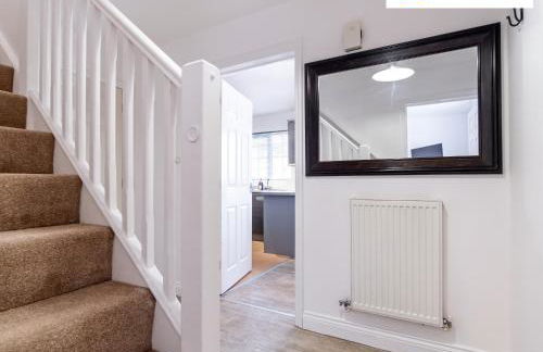 LONG STAYS 30pct OFF - Comfy 3 Bed House near City Centre - PS4 - PARKING By Klarok Short Lets & Serviced Accommodation - Photo 12