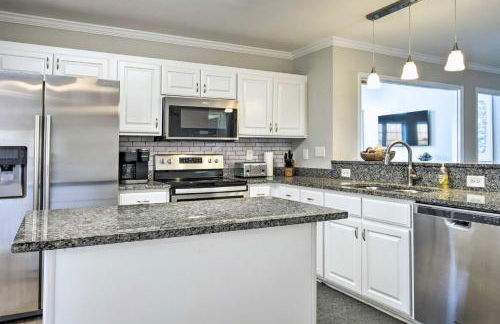 Fenced Yard and Ping-Pong Table Spacious Graham Gem - Foto 13