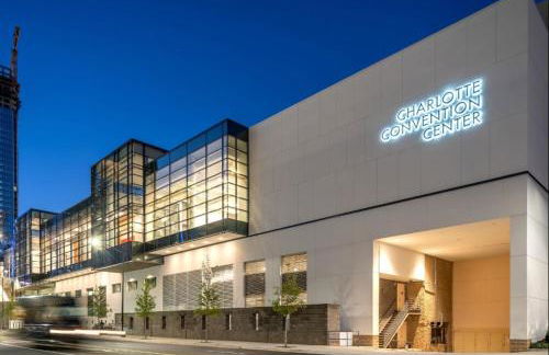 Uptown LUXE Retreat with Parking & Walk to City Center - Foto 37