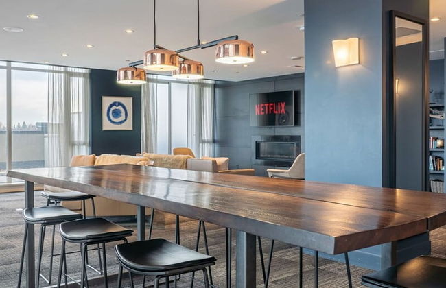 DT Upscale Corner Unit Tower Views Free Parking - Photo 28