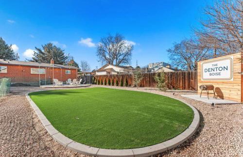 The Aspen is a mid-century modern upstairs unit. - Foto 29