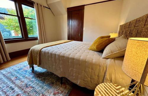 *Boho Bungalow-King-Backyard-Full Kitchen-W/D* - Foto 8