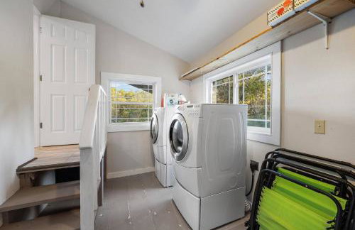 6-min walk to Lake - Home w/Fire-Pit & Pool Table - Foto 12