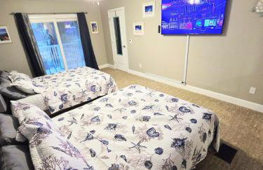 5 Mins from beach and has pool, hot tub, games, pet friendly - Foto 24