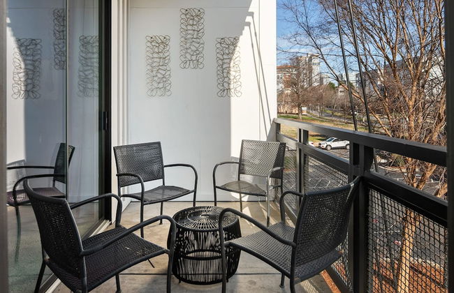 Spacious 2BD With Private Balcony and Free Parking - Foto 20