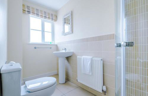 Relaxing 3 Bedroom Chester Home with garden - Photo 32