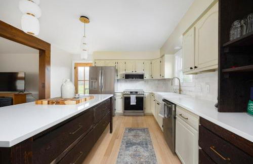 Luxury 4BR in Hudson Valley on a 8 Acre Estate - Hot Tub, Large Firepit, Oversized 38 Ft Deck! - Foto 15