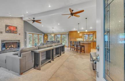 Beautiful private home in the woods BONUS Hot Tub - Foto 1