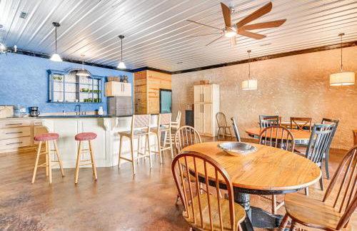 Upscale Getaway on Smith Lake with Boat Dock - Foto 24