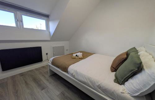 Modern Central Apartments with Balcony - Photo 36