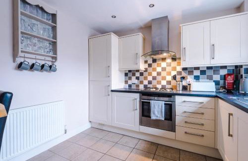 Relaxing 3 Bedroom Chester Home with garden - Photo 15