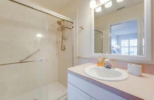 Large Balcony and Water Views Indian Shores Condo! - Foto 21