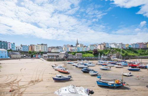 Beautiful Central Tenby Apartment with free parking - Photo 14