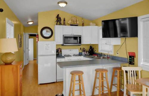 Surf City 2BR Model Home with Pool and Boat Ramp Access - Foto 11