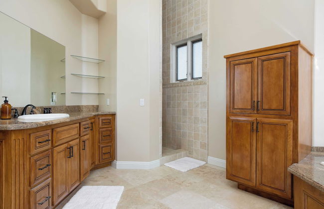 Modern Temecula Mansion w Pool, Hot Tub, Guest House & Valley Views Camila by Avantstay - Photo 23