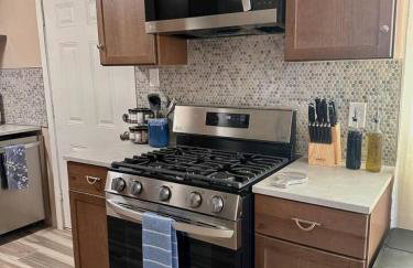 1 bed with washer dryer in unit, soaker tub near Field of Dreams - Foto 6