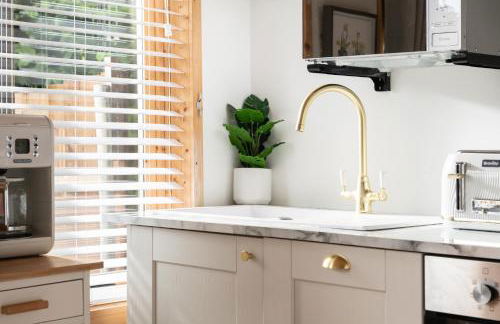 Hazel Tree Hut - Cosy Woodland Cabin with Private Hot Tub - Photo 7