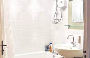 Apartment in Epsom With Free Parking - Photo 4