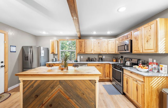 Sweet Pine Deck + Hot Tub, Cozy Modern Interior Close to Ski Resort! - Foto 30