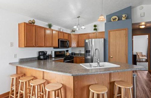 Stylish 5 BR- LG Fenced Backyard and Playground - Foto 8