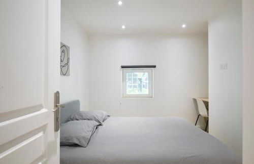 VILLA DES PERGOLAS -6 Bdrs - 5 bathrs -Parking -Jardin -JACUZZI -TRAMstation , 10 min beach - Foto 24